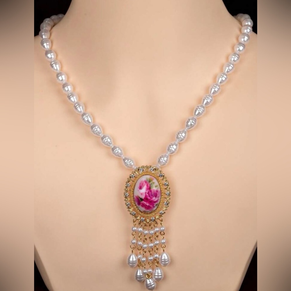 Victorian Style Pearl Rhinestone & Gold Pendant Necklace NEW!